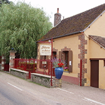 L'atmosphère authentique d'un atelier de poterie centenaire toujours en activité. - MOUTIERS-EN-PUISAYE