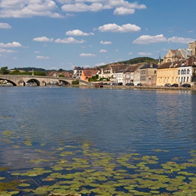 Une enquête qui te mènera à travers la cité médiévale de Villeneuve