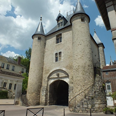 Une enquête qui te mènera à travers la cité médiévale de Villeneuve