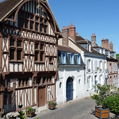 Parcours les ruelles de Joigny et mène l'enquête. Prêt pour l'aventure ?