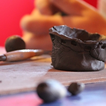 Un atelier pour découvrir la matière à travers le modelage. - MOUTIERS-EN-PUISAYE